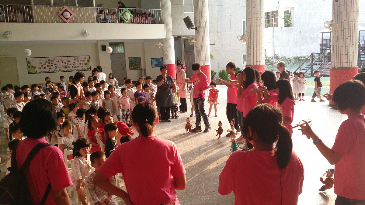 配合衛生局健康防治宣導─「樂仁幼稚園」偶戲團演出，大受歡迎